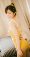 暖暖的色调，浅粉苗条女生琳琳紧身肩带家居服私密摄影艺术图片
