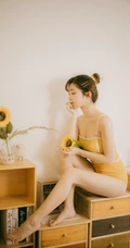 暖暖的色调，浅粉苗条女生琳琳紧身肩带家居服私密摄影艺术图片