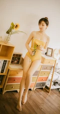 暖暖的色调，浅粉苗条女生琳琳紧身肩带家居服私密摄影艺术图片