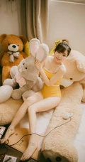 暖暖的色调，浅粉苗条女生琳琳紧身肩带家居服私密摄影艺术图片
