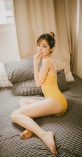 暖暖的色调，浅粉苗条女生琳琳紧身肩带家居服私密摄影艺术图片