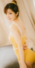 暖暖的色调，浅粉苗条女生琳琳紧身肩带家居服私密摄影艺术图片