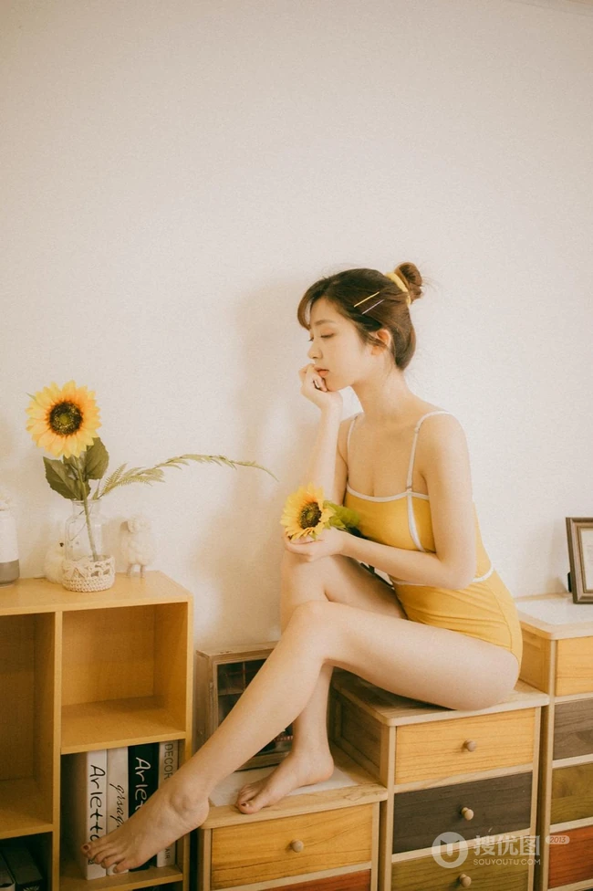 暖暖的色调，浅粉苗条女生琳琳紧身肩带家居服私密摄影艺术图片