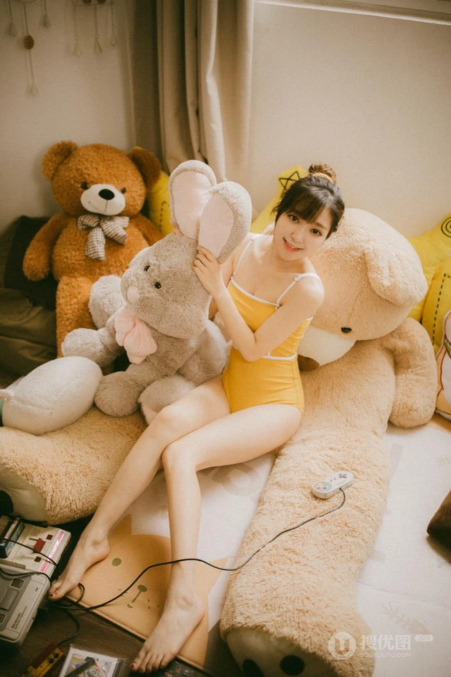 暖暖的色调，浅粉苗条女生琳琳紧身肩带家居服私密摄影艺术图片