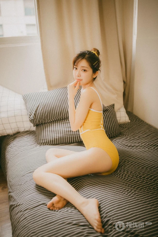 暖暖的色调，浅粉苗条女生琳琳紧身肩带家居服私密摄影艺术图片