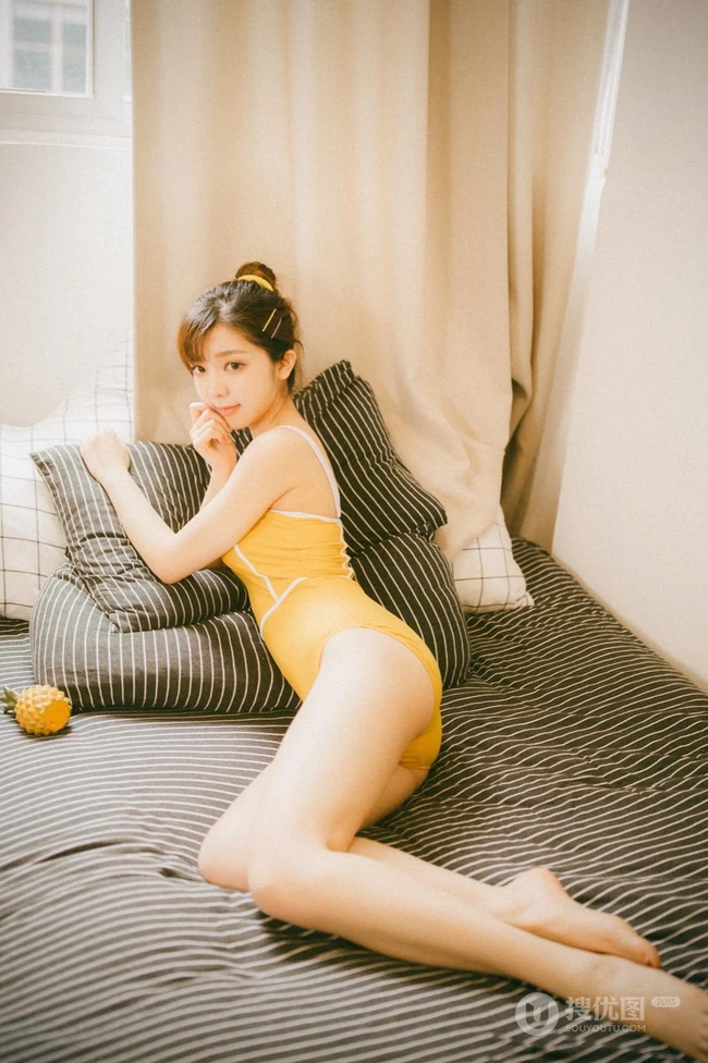 暖暖的色调，浅粉苗条女生琳琳紧身肩带家居服私密摄影艺术图片