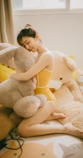 暖暖的色调，浅粉苗条女生琳琳紧身肩带家居服私密摄影艺术图片