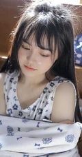 日系浅粉白皙少女少女小碎花白衣短裤甜美动人室内图片