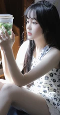 日系浅粉白皙少女少女小碎花白衣短裤甜美动人室内图片