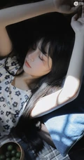 日系浅粉白皙少女少女小碎花白衣短裤甜美动人室内图片