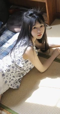 日系浅粉白皙少女少女小碎花白衣短裤甜美动人室内图片