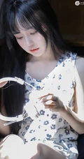 日系浅粉白皙少女少女小碎花白衣短裤甜美动人室内图片