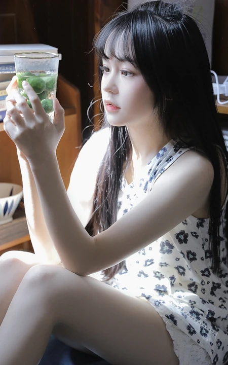 日系浅粉白皙少女少女小碎花白衣短裤甜美动人室内图片