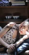 日系浅粉白皙少女少女小碎花白衣短裤甜美动人室内图片