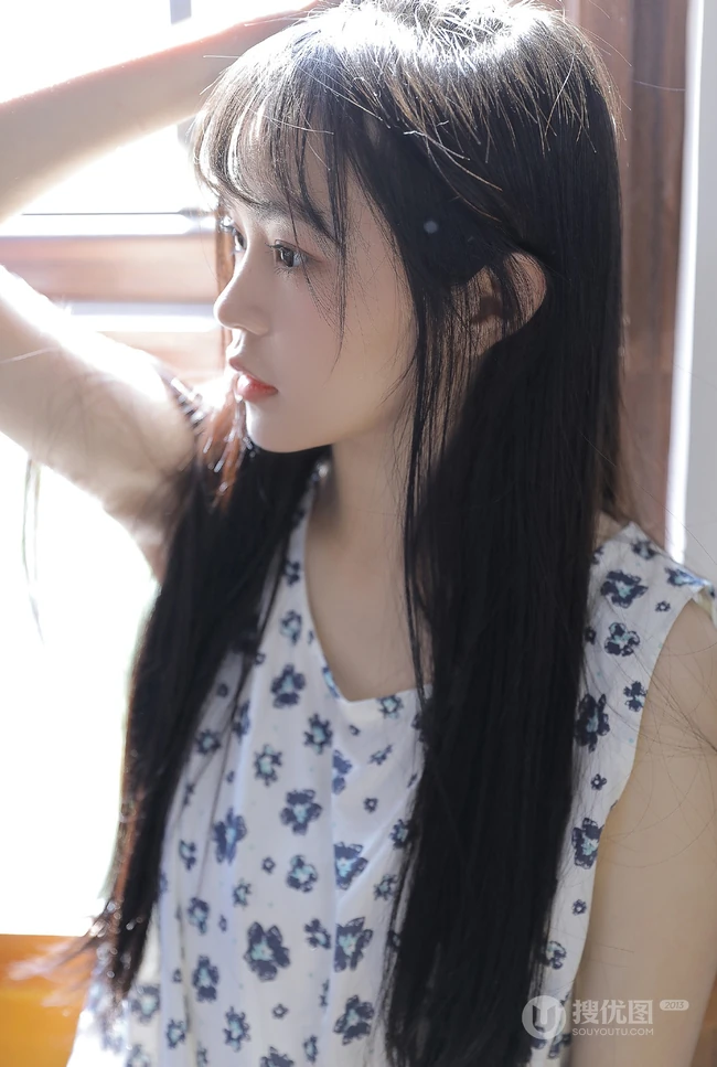 日系浅粉白皙少女少女小碎花白衣短裤甜美动人室内图片