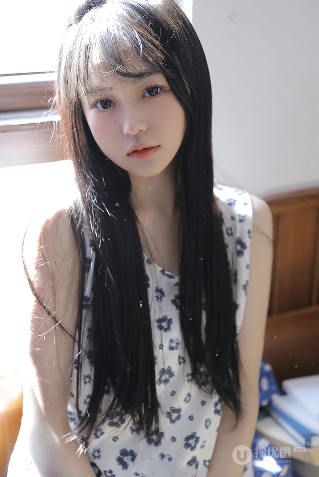 日系浅粉白皙少女少女小碎花白衣短裤甜美动人室内图片
