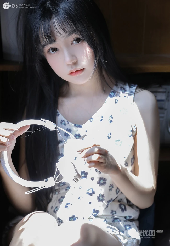 日系浅粉白皙少女少女小碎花白衣短裤甜美动人室内图片