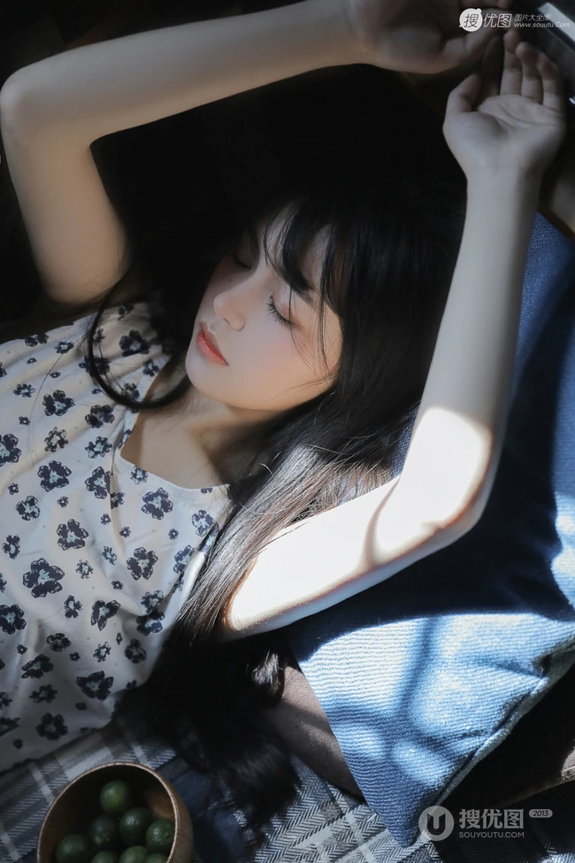 日系浅粉白皙少女少女小碎花白衣短裤甜美动人室内图片