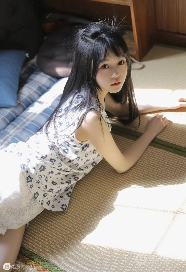 日系浅粉白皙少女少女小碎花白衣短裤甜美动人室内图片