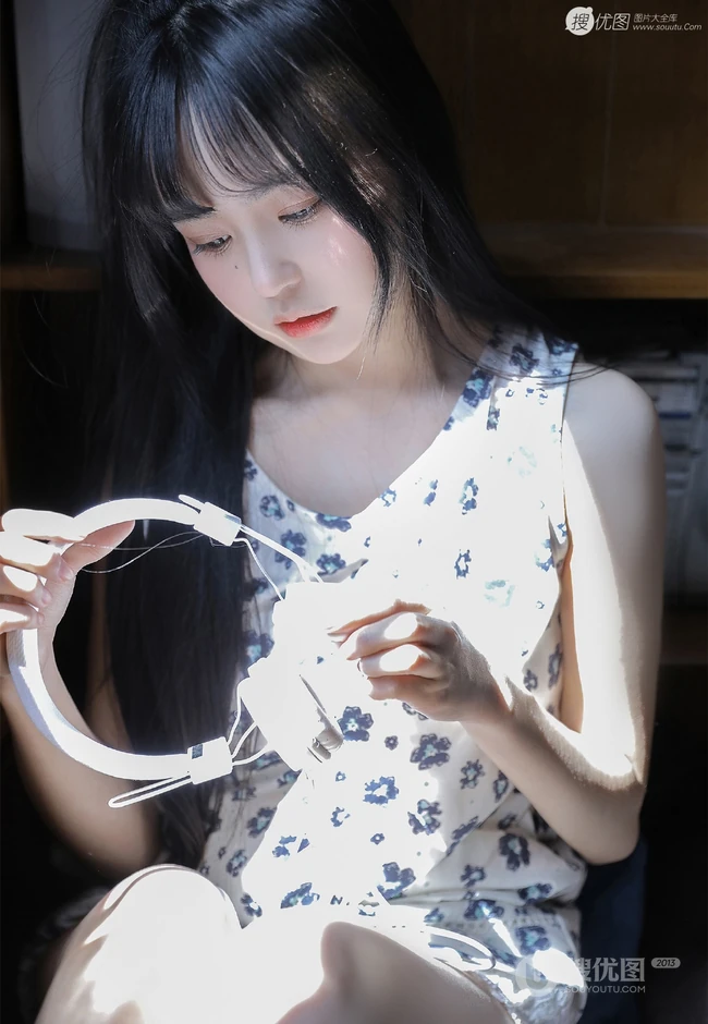 日系浅粉白皙少女少女小碎花白衣短裤甜美动人室内图片