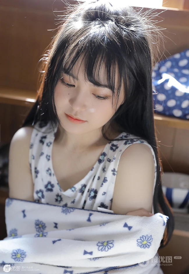 日系浅粉白皙少女少女小碎花白衣短裤甜美动人室内图片