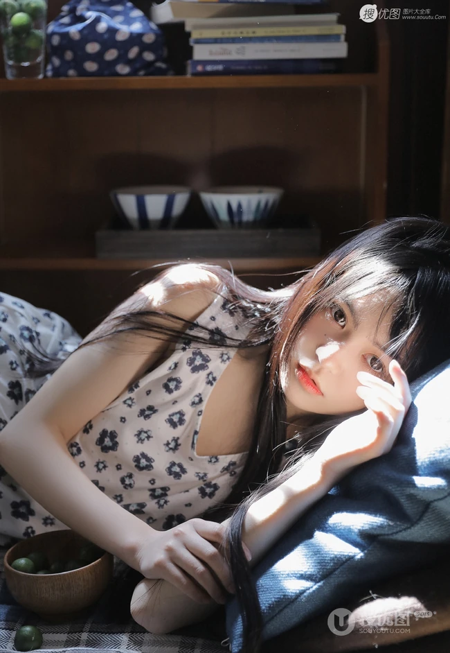 日系浅粉白皙少女少女小碎花白衣短裤甜美动人室内图片