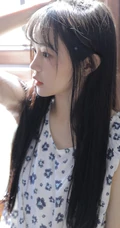 日系浅粉白皙少女少女小碎花白衣短裤甜美动人室内图片
