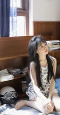 日系浅粉白皙少女少女小碎花白衣短裤甜美动人室内图片
