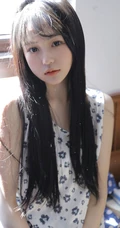 日系浅粉白皙少女少女小碎花白衣短裤甜美动人室内图片