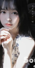 日系浅粉白皙少女少女小碎花白衣短裤甜美动人室内图片