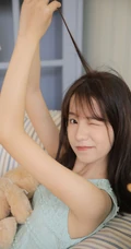 90后空气刘海长发白皙可爱精选少女蓝衣短裤私密写真图片