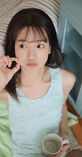 90后空气刘海长发白皙可爱精选少女蓝衣短裤私密写真图片