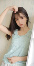 90后空气刘海长发白皙可爱精选少女蓝衣短裤私密写真图片