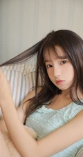 90后空气刘海长发白皙可爱精选少女蓝衣短裤私密写真图片