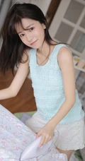 90后空气刘海长发白皙可爱精选少女蓝衣短裤私密写真图片