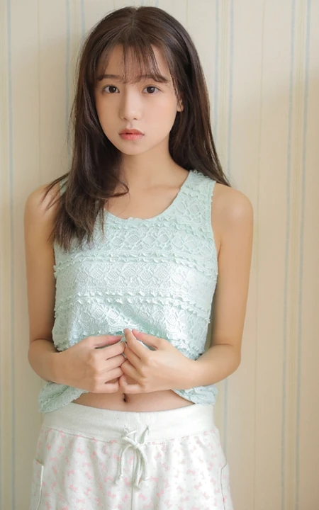 90后空气刘海长发白皙可爱精选少女蓝衣短裤私密写真图片