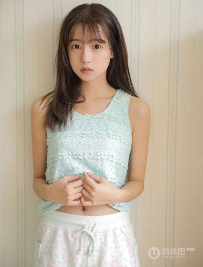90后空气刘海长发白皙可爱精选少女蓝衣短裤私密写真图片