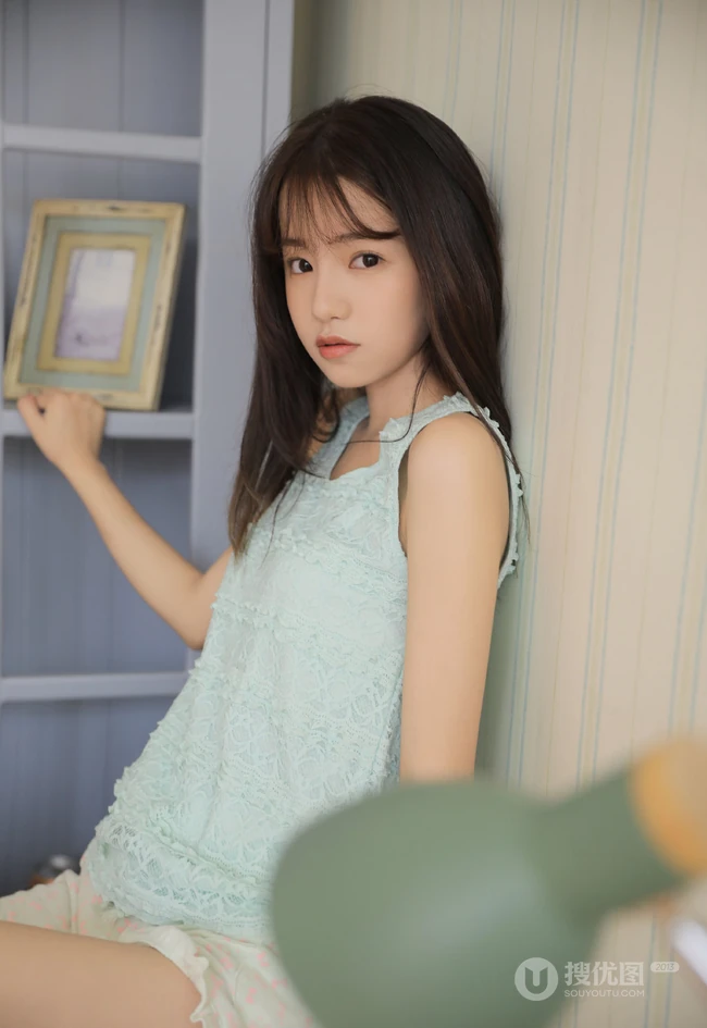 90后空气刘海长发白皙可爱精选少女蓝衣短裤私密写真图片
