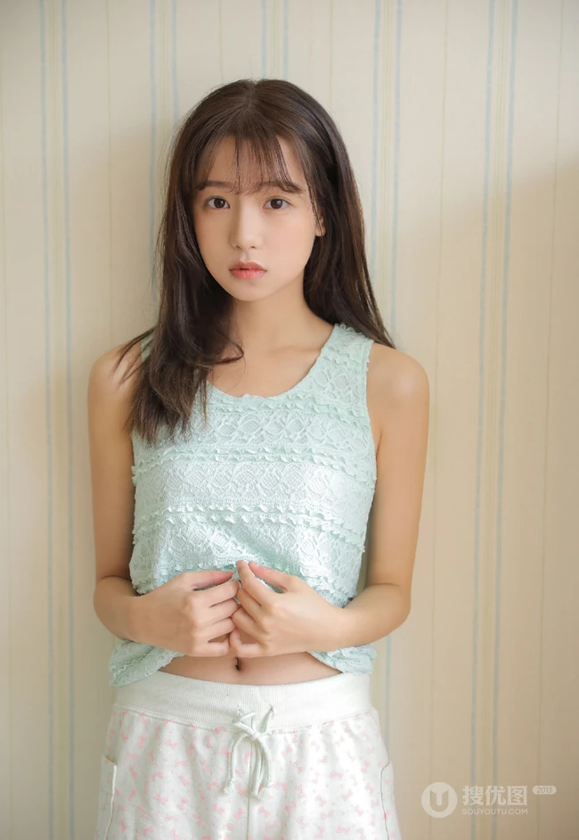 90后空气刘海长发白皙可爱精选少女蓝衣短裤私密写真图片