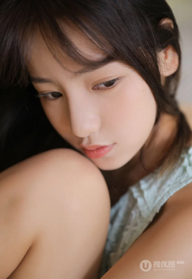 90后空气刘海长发白皙可爱精选少女蓝衣短裤私密写真图片