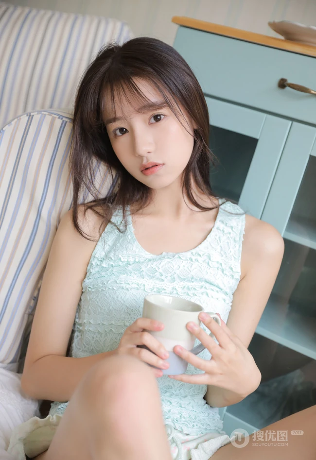 90后空气刘海长发白皙可爱精选少女蓝衣短裤私密写真图片