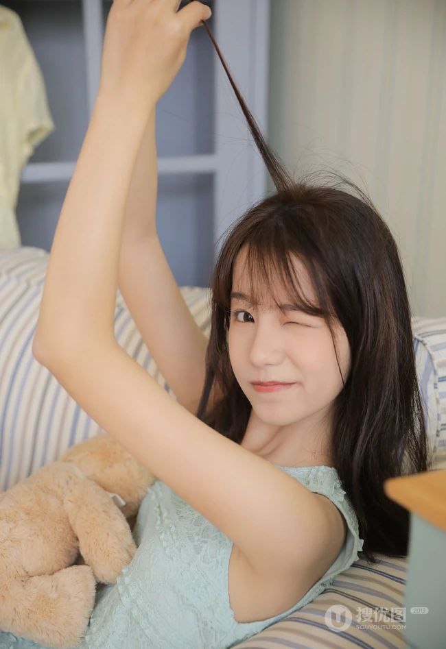 90后空气刘海长发白皙可爱精选少女蓝衣短裤私密写真图片