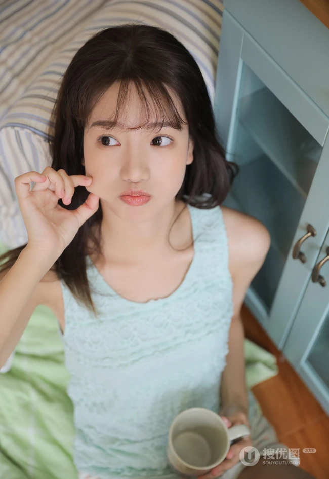 90后空气刘海长发白皙可爱精选少女蓝衣短裤私密写真图片