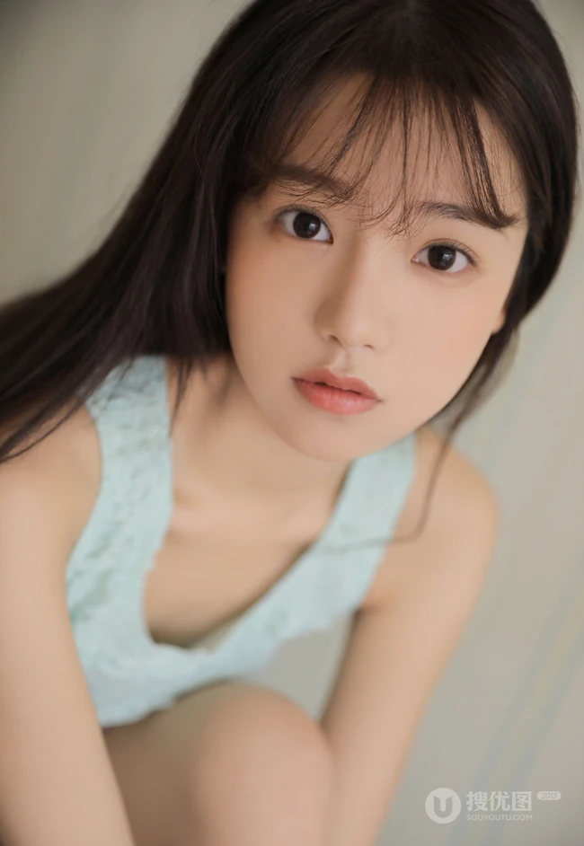 90后空气刘海长发白皙可爱精选少女蓝衣短裤私密写真图片
