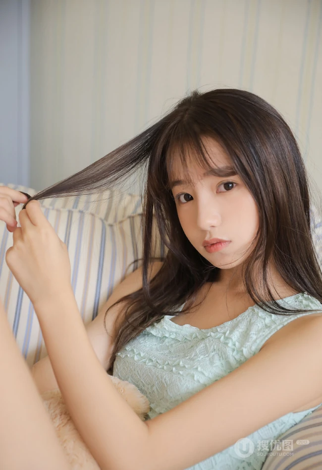 90后空气刘海长发白皙可爱精选少女蓝衣短裤私密写真图片