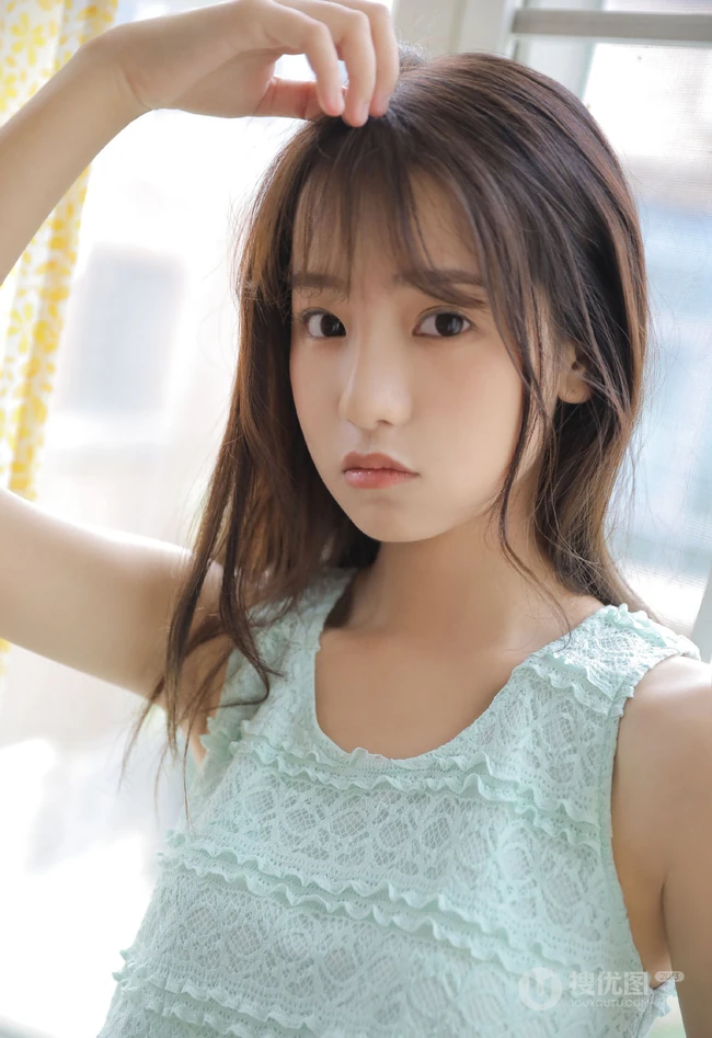 90后空气刘海长发白皙可爱精选少女蓝衣短裤私密写真图片