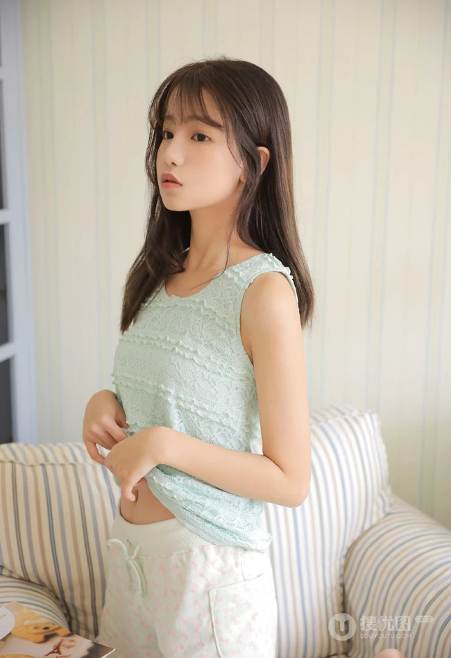 90后空气刘海长发白皙可爱精选少女蓝衣短裤私密写真图片