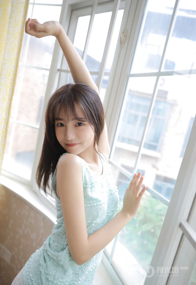 90后空气刘海长发白皙可爱精选少女蓝衣短裤私密写真图片
