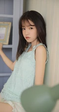90后空气刘海长发白皙可爱精选少女蓝衣短裤私密写真图片