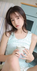 90后空气刘海长发白皙可爱精选少女蓝衣短裤私密写真图片
